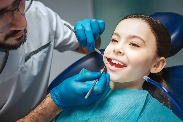 Vue Coupée Dentiste Masculin Faisant Vérifier Bouche Des Filles Utilise — Photo