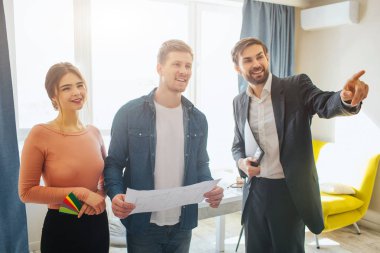 Çift satın almak ya da Kiralık Daire birlikte. İş anlaşması ve konuşma. Emlakçı noktadan. Mutlu pozitif müşteri. Hepsi ileri bakın.