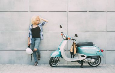Scooter şehirde sürüş neşeli kız. Motosiklet ile genç ve şık bir kadın portresi