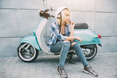Scooter şehirde sürüş neşeli kız. Motosiklet ile genç ve şık bir kadın portresi