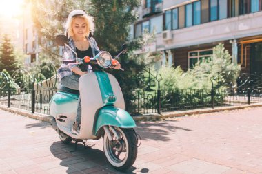 Scooter şehirde sürüş neşeli kız. Motosiklet ile genç ve şık bir kadın portresi