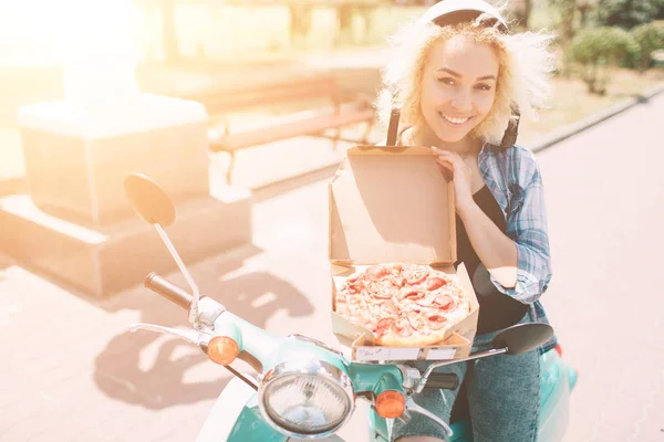 Торговец пиццей с коробками. Доставка пиццы девушка держит коробку с пиццей . — стоковое фото