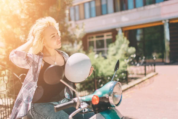 Junge fröhliche Mädchen Roller fahren in der Stadt. Porträt einer jungen und stilvollen Frau mit Moped — Stockfoto