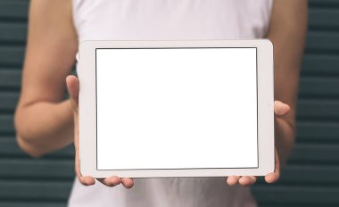 Yakın çekim kadın elleri gösteren ve metin mesajı için boş ekran ile modern dijital tablet kullanarak, şablon Tablet PC mock-up, hipster kız dışında teknoloji ile parkta oturuyor.