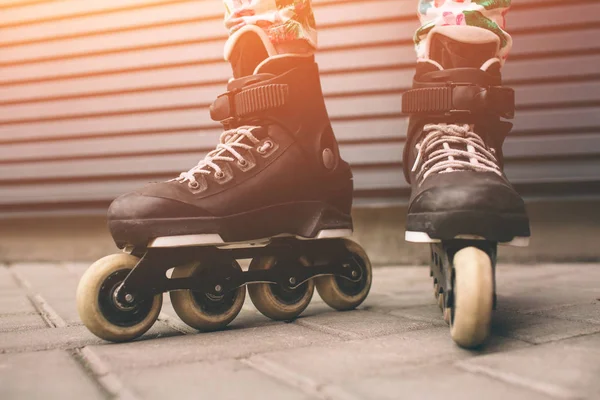 Patines de ruedas al aire libre. Retrato de estilo de vida de verano — Foto de Stock