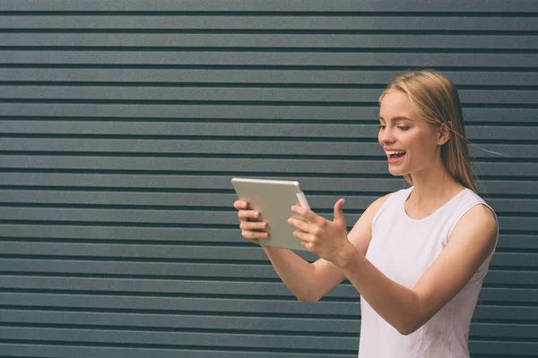 Kobiece pisanie na ekranie dotykowym cyfrowego tabletu na zewnątrz, Hipster dziewczyna za pomocą tabletu lub tabliczki dotykowej. — Zdjęcie stockowe