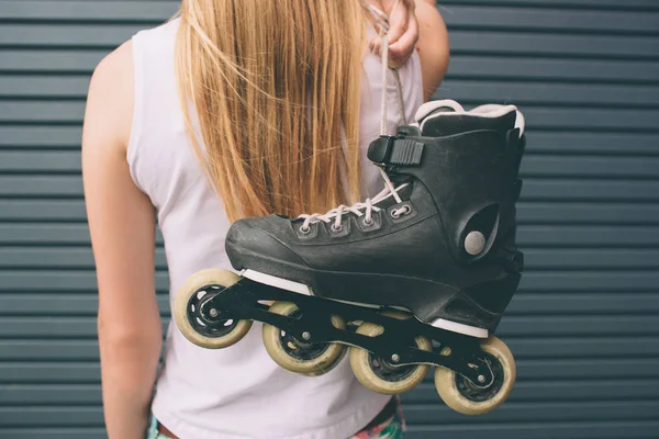 Linda chica rubia posando con patines al aire libre. Retrato de estilo de vida de verano —  Fotos de Stock