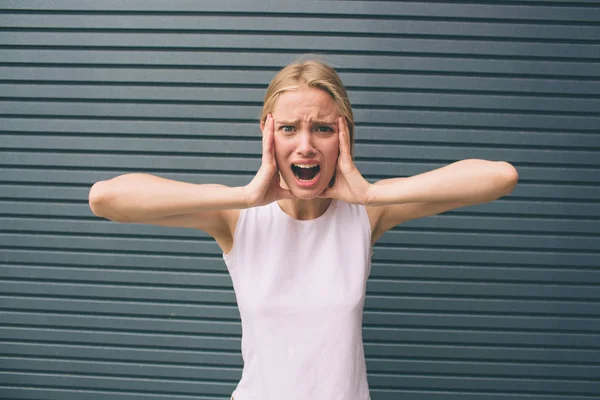 Arg skrikande kvinna, huvudvärk — Stockfoto
