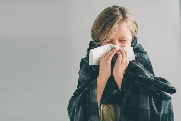 Gambar studio dari seorang gadis muda dengan saputangan. Anak sakit terisolasi memiliki hidung berair. girlie membuat obat untuk pilek biasa. Nerd mengenakan kacamata . — Stok Foto