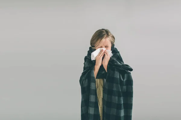 Imagen de estudio de una joven con pañuelo. Un niño enfermo aislado tiene secreción nasal. girlie hace una cura para el resfriado común.Nerd está usando gafas . — Foto de Stock