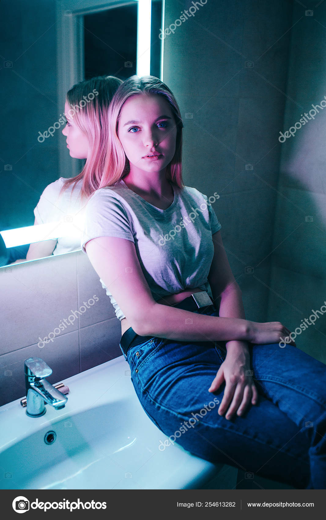 아니 약물 개념입니다. 매력적인 여자 혼자 나이트 클럽 화장실에서 흰색 싱크대에 앉아있는 동안 카메라에 보인다. 건강 한 라이프 스타일  및 약물 추가 — 스톡 사진 © Estradaanton #254613282