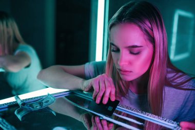 Uyuşturucu seni öldürürüm. Hayat uyuşturucu değil seçin. Genç uyuşturucu bağımlısı uyuşturucu cam yüzey üzerinde kokain satır siyah kredi kartı ile çalıştı tuvalet ev sahipliği yapmaktadır. Yüz dolarlık banknot kullanıma hazır. Uyuşturucuya hayır