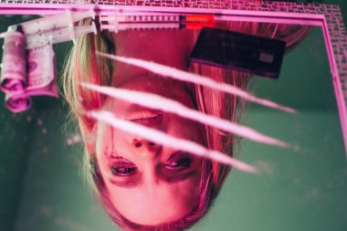 Hayat uyuşturucu değil seçin. Uyuşturucu yok. Yansıma ile yalnız kadınların makyaj kokain satırları, kredi kartı arka plan üzerinde kirli, banknot haddelenmiş, şırınga. Uyuşturucu eklenmesi ile mücadele. Uyuşturucuya hayır