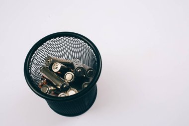 Geri dönüşüm, yeniden, kavramı azaltmak. Bir ortamı koruyun. Beyaz arka planda metal kutuda tek kullanımlık gümüş piller, üst görünüm. Tek kullanımlık Elektrik atıkları
