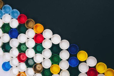 Plastik kavramı yok. Kirlilik sorunu kavramı. Çapraz olarak bulunan farklı plastik kapakların renkli arka planı. Tek kullanımlık plastiğe hayır deyin. Tek kullanımlık plastik konsepti Reddet