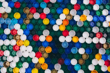 Plastik kavramı yok. Kirlilik sorunu kavramı. Farklı plastik kapakların renkli arka planı. Tek kullanımlık plastiğe hayır deyin. Tek kullanımlık plastik konsepti Reddet