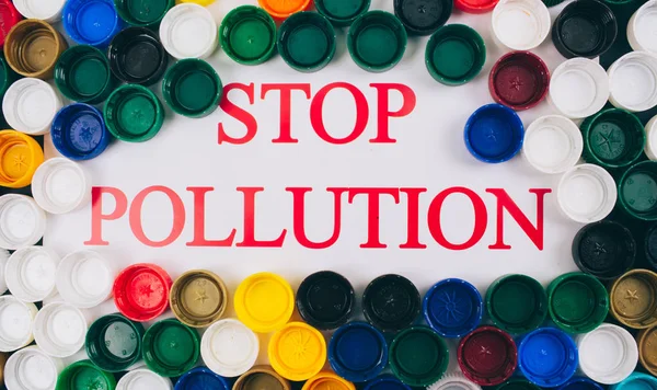 플라스틱 오염 개념입니다. 일회용 플라스틱을 거부 하십시오. 단어는 다른 플라스틱 뚜껑, 평면도의 색깔 배경의 중심에 오염을 중지 합니다. 단일 사용 플라스틱, Eu 유럽 지침을 통해 로열티 프리 스톡 이미지