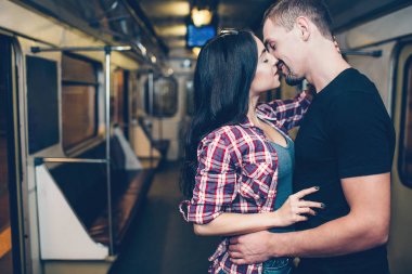 Genç bir adam ve bir kadın yeraltını kullanıyor. Metroda bir çift. Romantik bir öpücük. Arabada yalnızız. Hassas bir resim. Metro vagonunun ortasında duruyor..