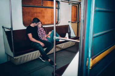 Genç bir adam ve bir kadın yeraltını kullanıyor. Metroda bir çift. Metropolitan vagonunda bankta oturuyor. Rahatla ve sakinleş. Metro vagonunda tek başına..