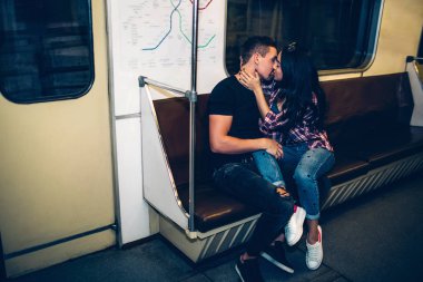 Genç bir adam ve bir kadın yeraltını kullanıyor. Metroda bir çift. Metro vagonunda öpüşme sahnesi. Sarıl ve neşeli sarıl. İlk görüşte aşk.
