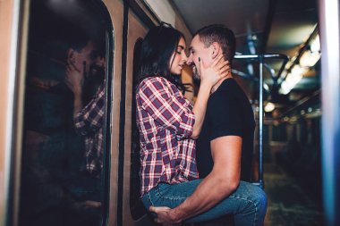 Genç bir adam ve bir kadın yeraltını kullanıyor. Metroda bir çift. Tutkulu bir öpücük. Genç adam kadını elinde tutuyor. Birbirlerine yakınlar. Yeraltı arabası..
