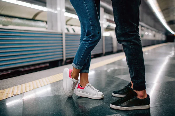 Junge Männer und Frauen nutzen den Untergrund. Paar in der U-Bahn. Schnitt-Ansicht von Mann und Frau stehen sich gegenüber. Schnellzug. Untergrund. Liebesgeschichte. Valentinstag. — Stockfoto