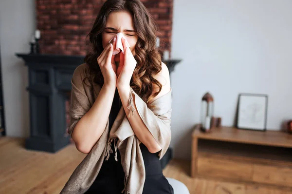 Una joven empresaria trabaja en casa. El modelo enfermo cogió el resfriado y el virus. Cubre la nariz con tejido. Solo en la habitación. Sufrimiento de gripe o virus . — Foto de Stock