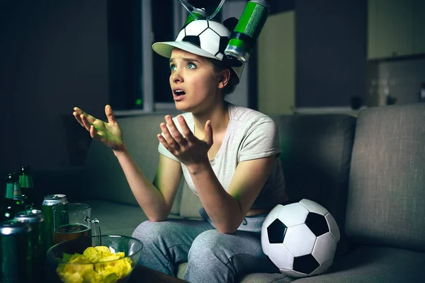 Fiatal nő néz focimeccsen a tévében éjjel. Megzavarodott felizgat minta látszó továbbít. Figyeli streaming mérkőzést. Egyedül a sötét szobában. — Stock Fotó