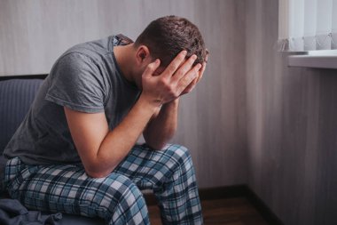 Sabah kötü bir ruh hali. Erkek sağlık sorunları. Erkek modelinde iktidarsızlık ya da prostatitis