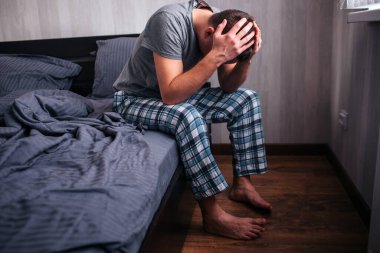 Sabah kötü bir ruh hali. Erkek sağlık sorunları. Erkek modelinde iktidarsızlık ya da prostatitis