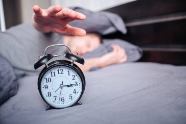 Sabahları yataktan kalkacak gücüm yok. Sabahları yatakta yatan bir adam uyanmak istemez. Alarmı kapatmak istiyor.