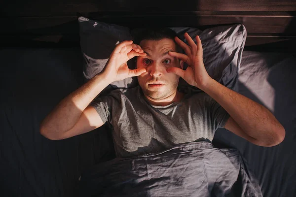 目を覚ますことができます。午前中は具合が悪い。朝，かれのベッドの中に一人の男がいて，. — ストック写真