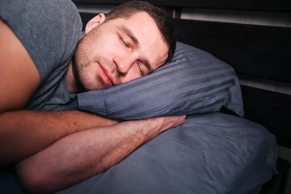 Tidak ada kekuatan untuk bangun dari tempat tidur di pagi hari. Seorang pria di pagi hari di tempat tidur tidak ingin bangun. — Stok Foto