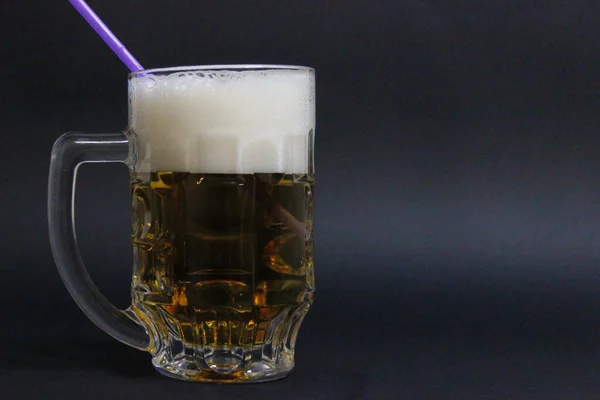 Fındıklı koyu bir arka planda bir kupa bira.