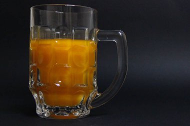 Beyaz arka planda bir bardak portakal suyu.