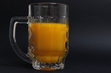 Beyaz arka planda bir bardak portakal suyu.