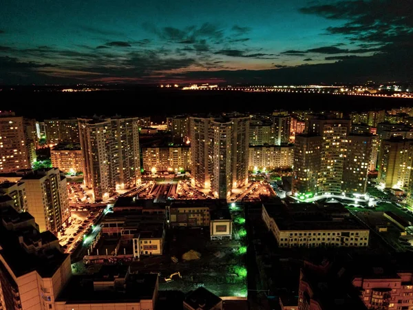 Drone Met Uitzicht Stad Nachts Verlichte Straten Donker — Stockfoto