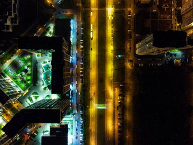 Geceleri şehre tepeden bakan, sokakları aydınlatan ve karanlık olan insansız hava aracı