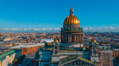 Açık kış gününde Kazan Katedrali 'nin havadan görünüşü, bakır kubbe, altın haç, Kolombiyalılar, Nevsky manzarası, Zinger Binası, Griboyedov Canal Herzen Üniversitesi