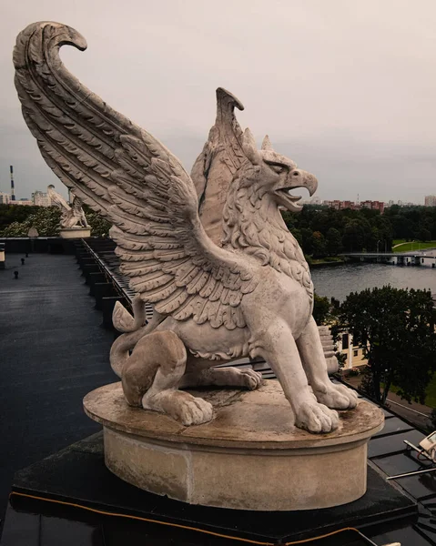 Güzel Griffin heykeli binanın çatısında.