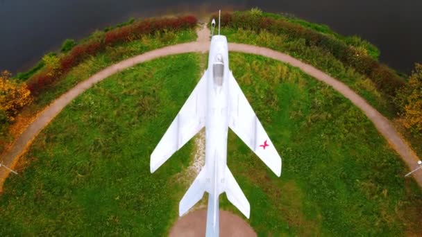 Park 2 hava manzaralı eski uçak anıtı — Stok video