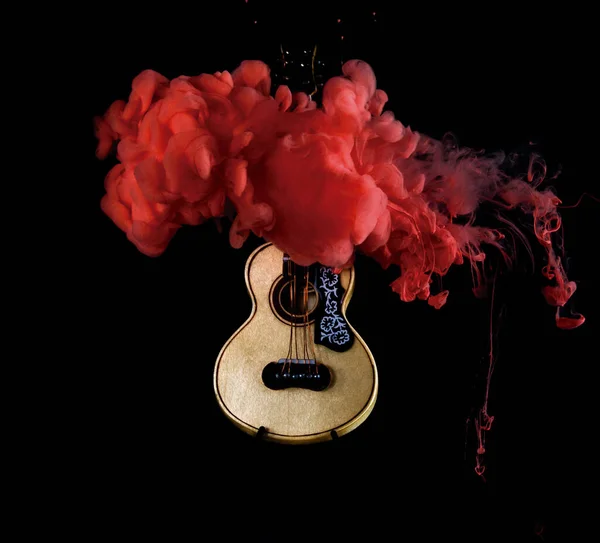 Guitarra Con Pintura Color Rojo Bajo Agua Nincs Magyar Neve — Stock Fotó