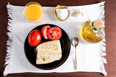 Tipik İspanyol kahvaltısı, kızarmış ekmek, saf zeytinyağı, domates ve portakal suyu..
