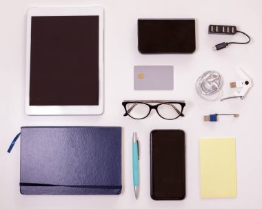 Tablet, taşınabilir sabit disk, usb, akıllı kart, okuyucu, kulaklıklar, bellek telefon kalemi ve not defteri üst masadaki görünüm üzerinden düzenlenmiştir