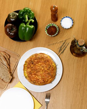 Sağlıklı malzemelerle kaplı tipik İspanyol omleti.