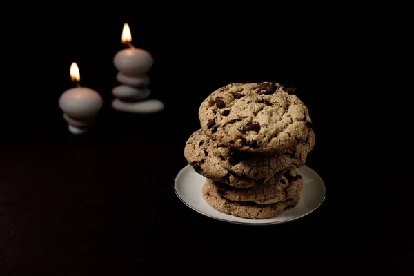 Zen Haufen Von Schokoladenkeksen Mit Steinhaufen Rücken Gekrönt Von Kerzen — Stockfoto