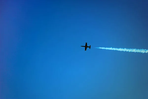 비행기 몰도바치이 공항에서의 에어쇼 장식용 연기가 비행기 — 스톡 사진