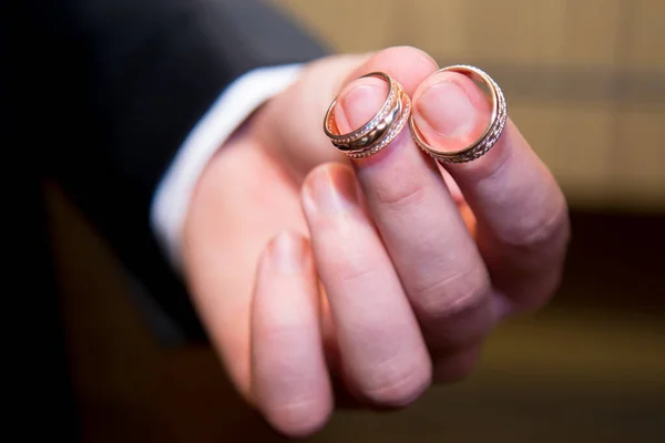 Anelli Nuziali Oro Nella Mano Dell Uomo Vicino — Foto Stock