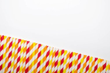 Çok renkli suyu beyaz arka plan üzerinde satırda saman. kopya alanı, üstten görünüm