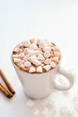 Tatlı krema ve tarçın beyaz masada sıcak kakao. Tatlı bir içki.